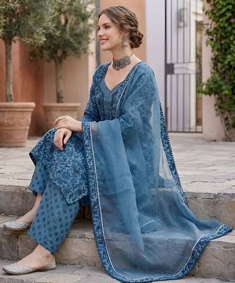 Blue floral printed straight kurta set for women 3
