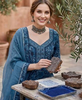 Blue floral printed straight kurta set for women 5