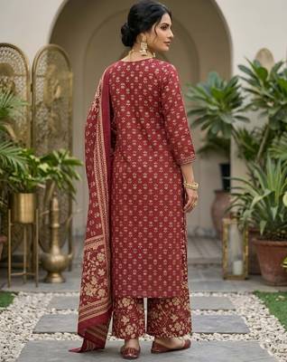 Maroon floral printed straight kurta set for women 2