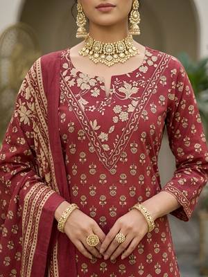 Maroon floral printed straight kurta set for women 3