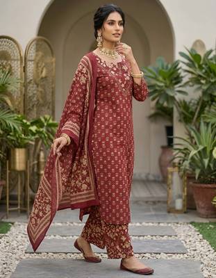 Maroon floral printed straight kurta set for women 4