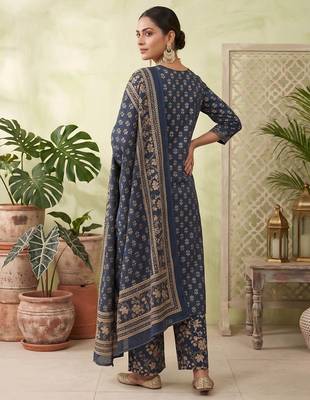 Blue floral printed straight kurta set for women 2