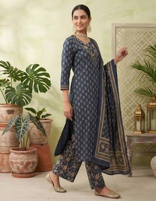 Blue floral printed straight kurta set for women 3