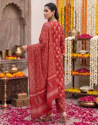 Red floral printed straight kurta set for women 2