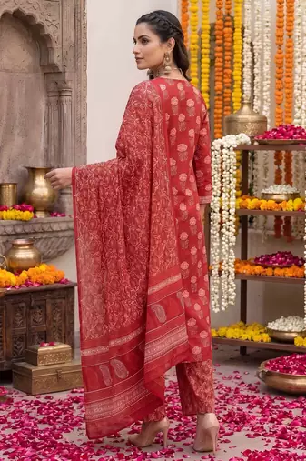 Red floral printed straight kurta set for women