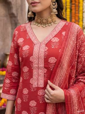 Red floral printed straight kurta set for women 3