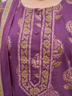 Burgundy floral printed straight kurta set for women 3