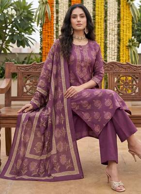 Burgundy floral printed straight kurta set for women 5