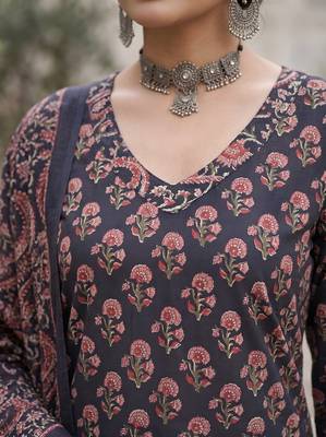 Blue floral printed straight kurta set for women 4