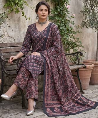 Blue floral printed straight kurta set for women 5