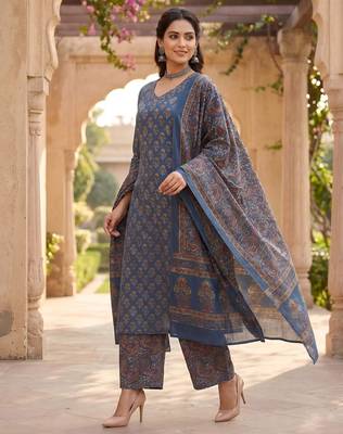 Blue floral printed straight kurta set for women 5