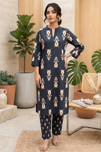 Black floral printed straight kurta set for women