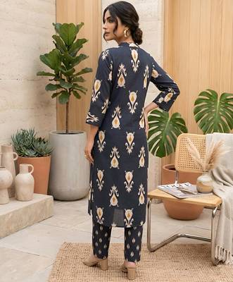 Black floral printed straight kurta set for women 2