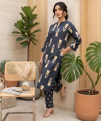 Black floral printed straight kurta set for women 4
