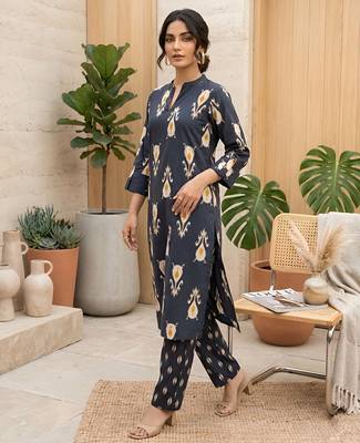 Black floral printed straight kurta set for women 5