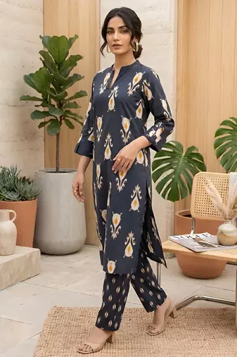 Black floral printed straight kurta set for women