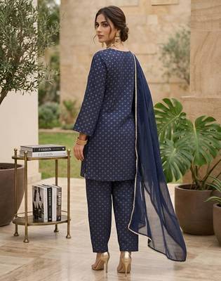Blue floral printed straight kurta set for women 2