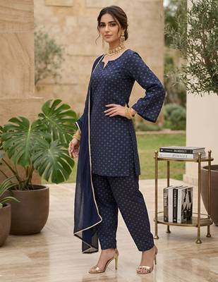 Blue floral printed straight kurta set for women 3