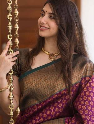 Wine green silk blend jacuard work festival saree with unstitched blouse piece 5