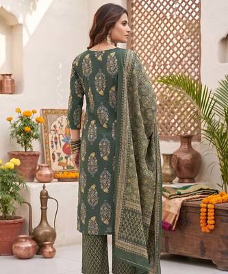 Green floral printed straight kurta set for women 2