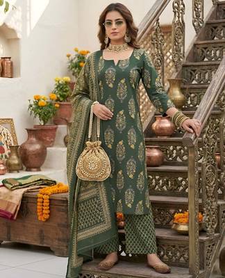 Green floral printed straight kurta set for women 3
