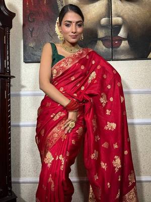 Red green silk blend jacuard work festival saree with unstitched blouse piece 3
