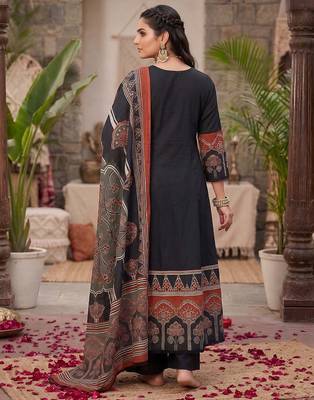 Black floral printed anarkali kurta set for women 2