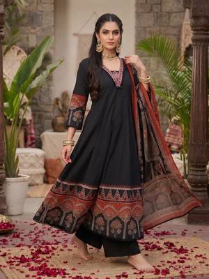 Black floral printed anarkali kurta set for women 3