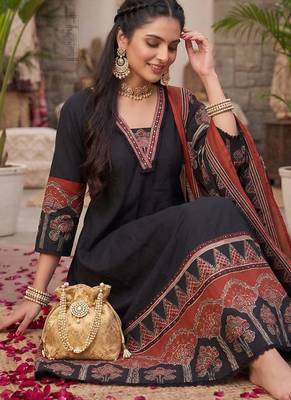 Black floral printed anarkali kurta set for women 4