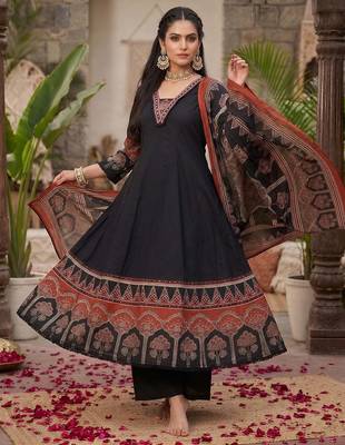Black floral printed anarkali kurta set for women 5