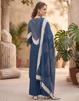 Blue floral printed straight kurta set for women 2