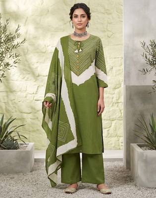 Green floral printed straight kurta set for women 1