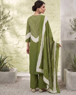 Green floral printed straight kurta set for women 2