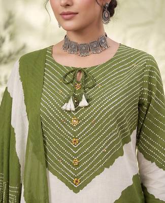 Green floral printed straight kurta set for women 3