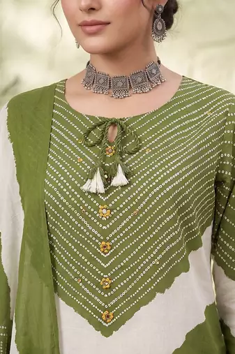 Green floral printed straight kurta set for women