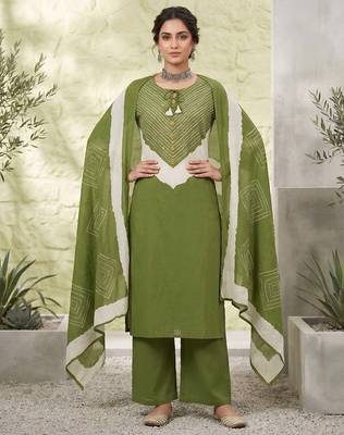 Green floral printed straight kurta set for women 4