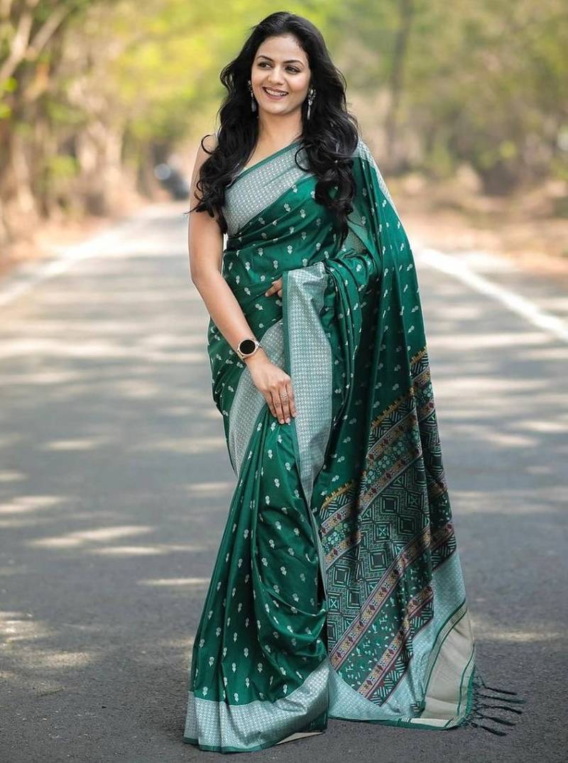 Green silk blend jacuard work festival saree with unstitched blouse piece