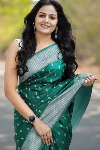 Green silk blend jacuard work festival saree with unstitched blouse piece