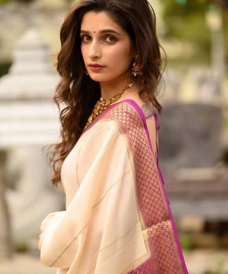 Off white pink silk blend jacuard work festival saree with unstitched blouse piece 2