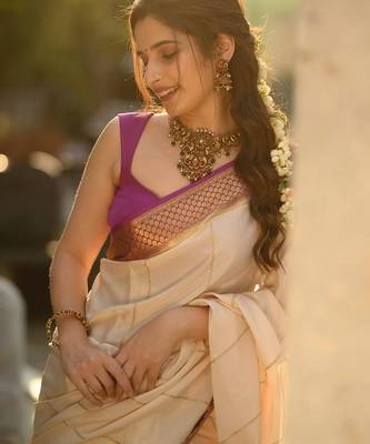 Off white pink silk blend jacuard work festival saree with unstitched blouse piece 4