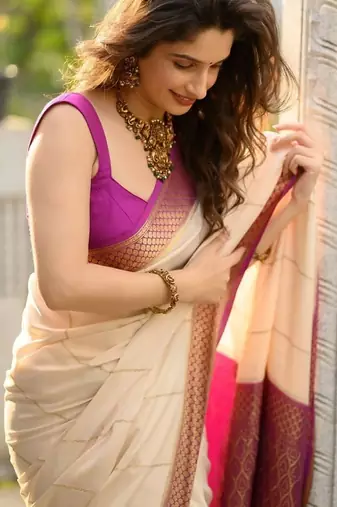 Off white pink silk blend jacuard work festival saree with unstitched blouse piece
