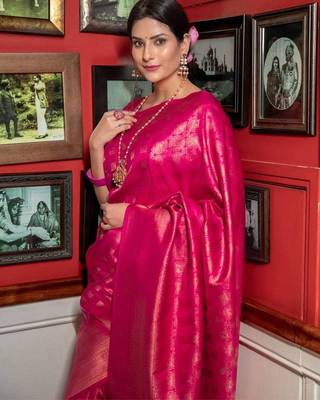 Rani pink silk blend jacuard work festival saree with unstitched blouse piece 2