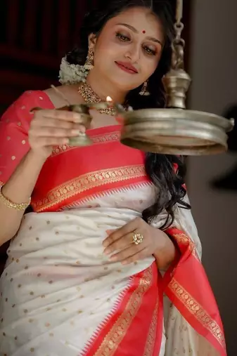White red silk blend jacuard work festival saree with unstitched blouse piece