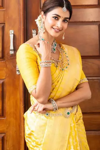 Yellow silk blend jacuard work festival saree with unstitched blouse piece