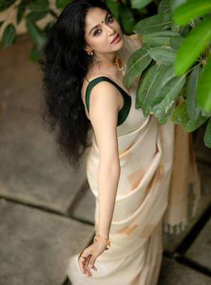 Cream green silk blend jacuard work festival saree with unstitched blouse piece 3