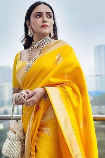 Yellow silk blend jacuard work festival saree with unstitched blouse piece