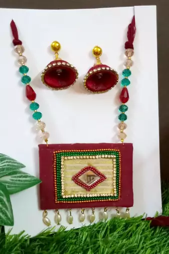Maroon crystal bead fabric neckset