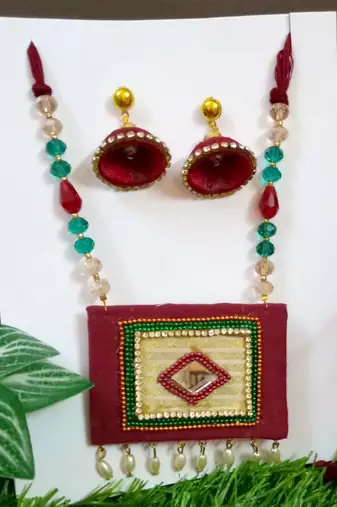 Marooncrystal bead fabric neckset