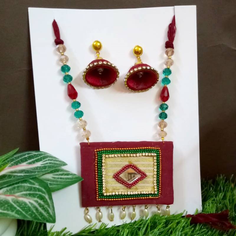 Marooncrystal bead fabric neckset