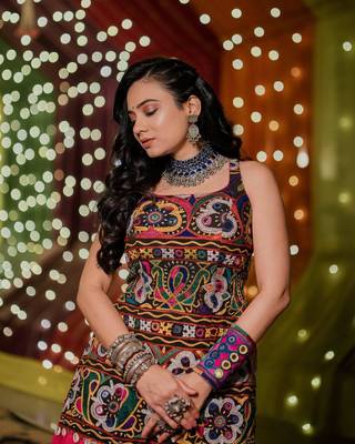 Pink Thread Navratri Lehenga Choli 3